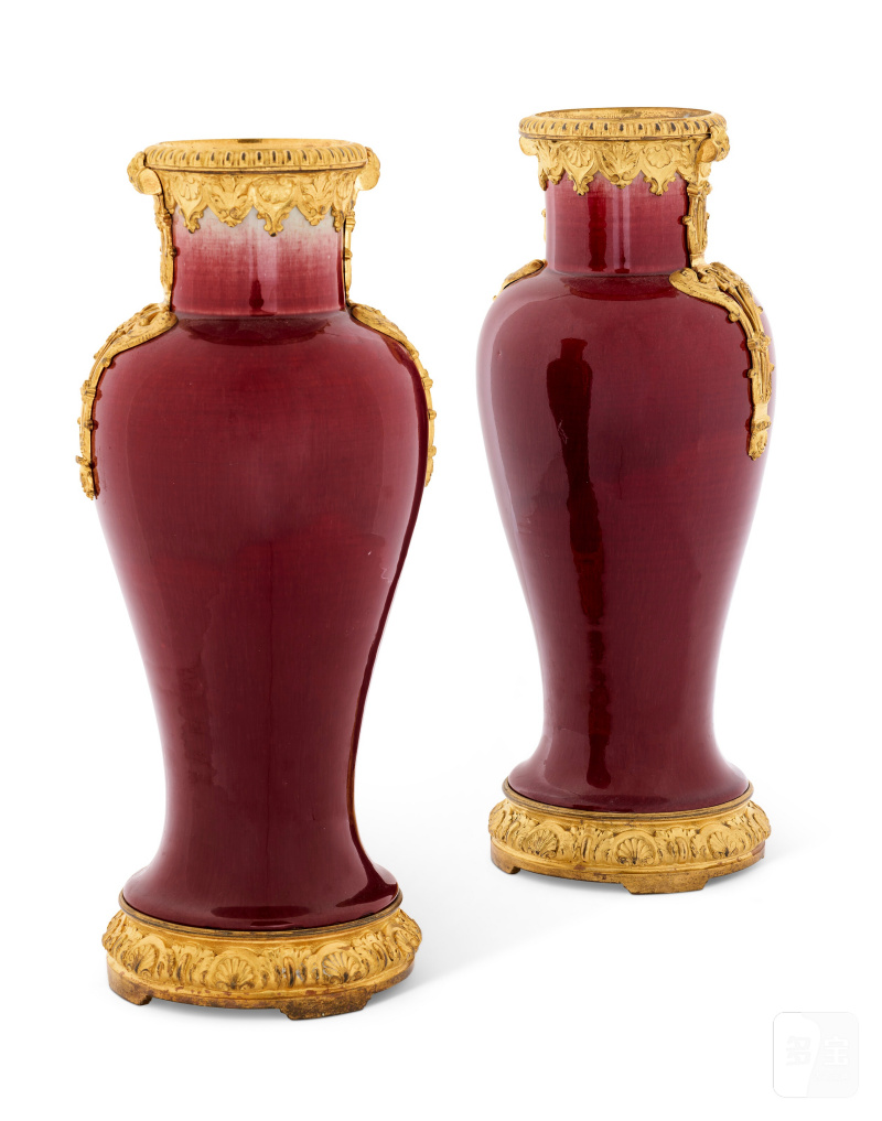 DEUX VASES EN PORCELAINE ÉMAILLÉE ROUGE MONTÉS EN BRONZE DORÉ  LA PORCELAINE: CHINE, DYNASTIE QING, ÉPOQUE KANGXI (1662-1722)